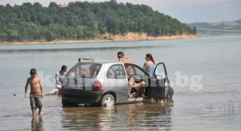 Спасение от жегите! Нагазиха с колите в Дунава