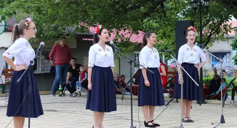 Християни и мюсюлмани в Семерджиево празнуваха Гергьовден с песни и танци