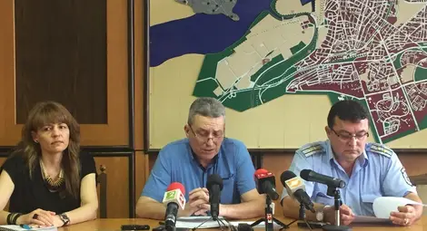 Зам.-директорът на ОД на МВР комисар Илиян Енчев /в средата/ и гл.инспектор Михаил Манов отчетоха резултатите от работата на полицията за първите шест месеца на годината. Снимка:Красимир СТОЯНОВ