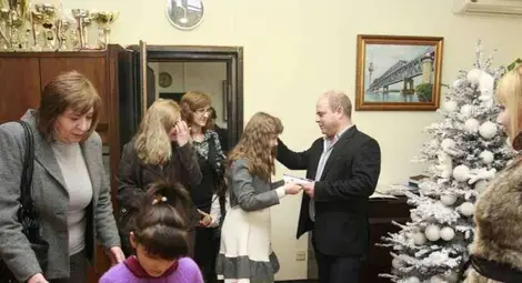 Коледарчета от Ресурсния център поздравиха кмета Стоилов и зам.областния Маринов /галерия/
