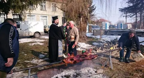 Чевермето с младо прасенце беше притегателен център за гости и участници. Снимка: Фейсбук Чевермето с младо прасенце беше притегателен център за гости и участници. Снимка: Фейсбук