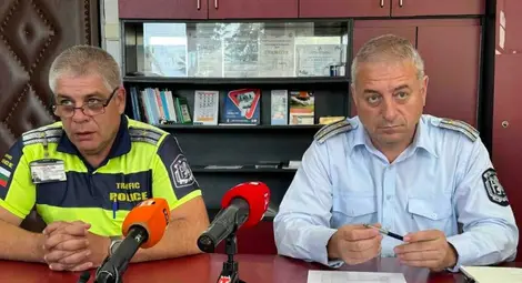 Началникът на &bdquo;Пътна полиция&ldquo; Николай Ненков /вдясно/ и началникът на група в сектора Стилиян Станев обявиха резултатите от контрола по пътищата миналата седмица.
