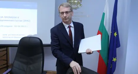 Николай Денков разпределил европарите за наука ден преди да напусне поста