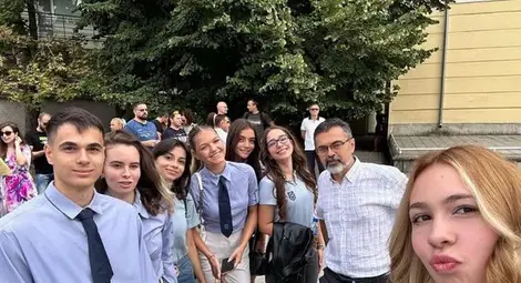 Селфи с класния ръководител в първия учебен ден на последната учебна година. Снимки: 12 Г клас