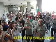 Протестиращите влязоха в празния кабинет на Муса Палев