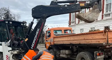 Общинските екипи извършват планирани дейности по поддържане на уличната мрежа и градската среда в Русе