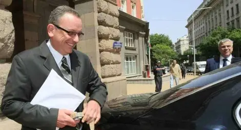 Стоянович моли Плевнелиев да връчи ордена на майка му след края на мандата му Стоянович моли Плевнелиев да връчи ордена на майка му след края на мандата му