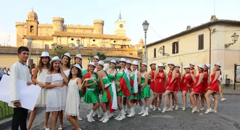 Балерини, мажоретки и певци покориха публиката на италиански фестивал