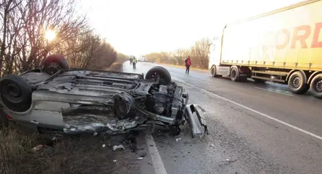 Идващ от Германия бус прати майка и син в болница