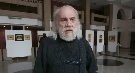 Володя Кенарев побира вселени и притчи в картини с размери на кибритена кутийка