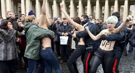 Фемен се разголиха във Ватикана