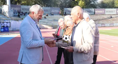 Стотици русенци дойдоха на градския стадион да отбележат 50 години от победата на „Дунав“ над „Рома“ Стотици русенци дойдоха на градския стадион да отбележат 50 години от победата на „Дунав“ над „Рома“