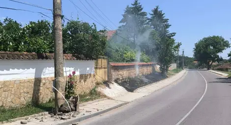 Тежък камион счупи стълб и предизвика пожар в Червена вода, шофьорът избяга Тежък камион счупи стълб и предизвика пожар в Червена вода, шофьорът избяга