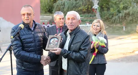 Икона на свети Димитър получи в дар черквата в Могилино