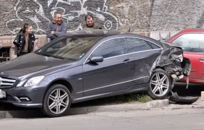 Младок с БМВ помля 7 коли в пловдивско село