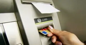 Клиент в автосервиз изпразнил забравена от друг банкова карта