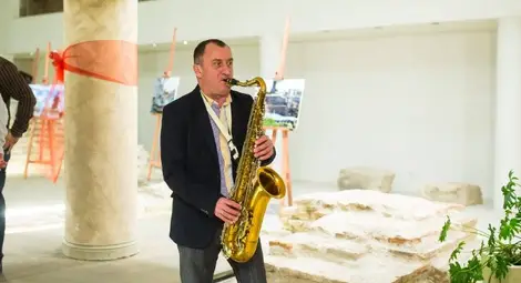 Борко Петров-Парчето свири соло в рапсодия на Клод Дебюси