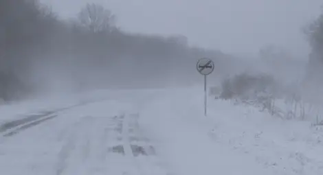 Републиканските пътища в Русенско остават затворени, на много места няма ток
