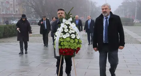 Делегация от България почете свързани с Освобождението на България места в румънския град Гюргево. Инициативата е свързана с предстоящото отбелязване на 150 години от Априлското въстание Делегация от България почете свързани с Освобождението на България места в румънския град Гюргево. Инициативата е свързана с предстоящото отбелязване на 150 години от Априлското въстание