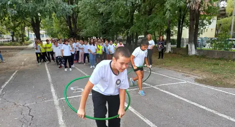 Спазвам правилата за безопасно движение - състезание по безопасност на движението в училище "Възраждане" в Русе Спазвам правилата за безопасно движение - състезание по безопасност на движението в училище "Възраждане" в Русе