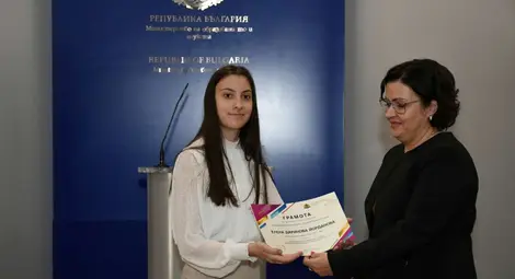 Медалистката от Международната олимпиада по астрономия и астрофизика Елена Йорданова е следващият гост в "Младите лица на Русе" Медалистката от Международната олимпиада по астрономия и астрофизика Елена Йорданова е следващият гост в "Младите лица на Русе"