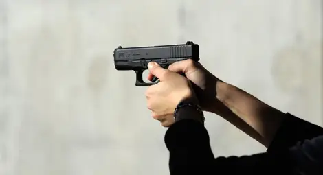 Плашливият въоръжен грабител нападна още един магазин