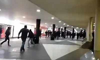 100 маскирани бият мигранти в Стокхолм