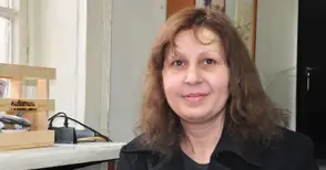 Плеймейтката Капчикова връща женствеността на Данчето от Русе