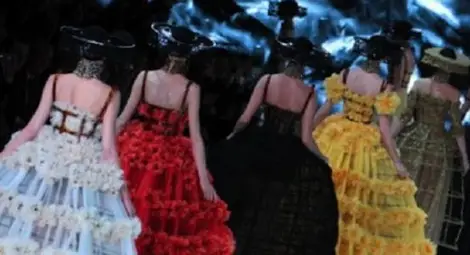 Безработни цигани купиха за щерка си от Париж бална рокля за 2000 евро