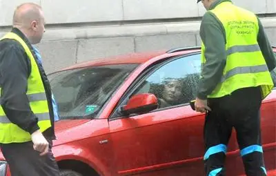 Слагат скоба на автомобила на Плевнелиева /галерия/