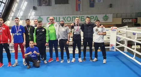 Викторио /третият отдясно наляво/ с другите национали в Лазаревац.        Снимка: БФБ