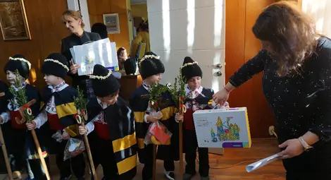 Сурвакарчета пяха и наричаха за здраве в Община Две могили /галерия/