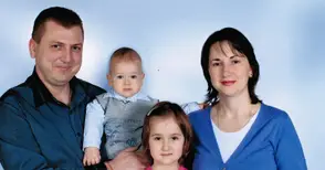 Шефът на пазарите вози децата си на рокерско „Сузуки Интрудер“