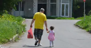 С дупки в асфалта деца спирали летящи коли