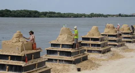 Скулптори извайват филмови герои от 600 тона пясък