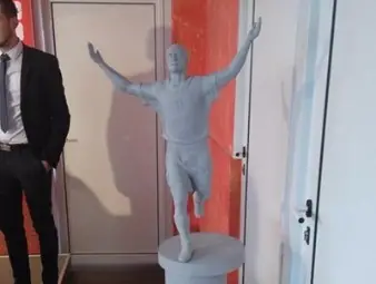 Ето я статуята на Христо Стоичков