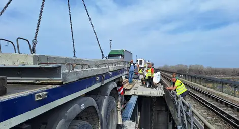 340 метра панели са подменени на Дунав мост при Русе, в края на март ще бъде ограничено движението по съоръжението за около 24 часа