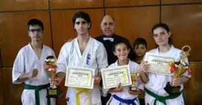 Два златни и бронзов медал  за каратистите на „Русе“