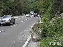 Бус се размаза под ТИР на Кресненското дефиле