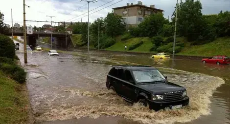 Пет литра дъжд на квадрат потопиха цели улици в града