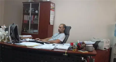 Наръгали шефа на болницата през вратата на асансьора 