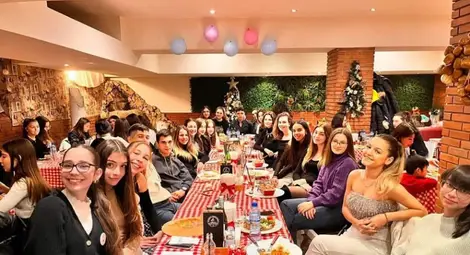 Класът учи здраво, но знае и как да се весели.