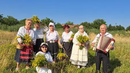 Венци от билки сплетоха за Еньовден в община Ценово