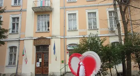 Гимназисти от &bdquo;Йосиф Вондрак&ldquo; изненадаха русенци с огромно бяло-червено сърце