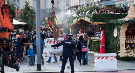 Берлин: Атентаторът с камиона още е на свобода
