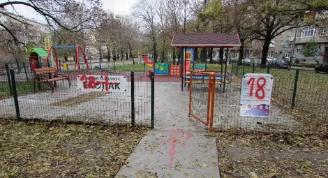 Вандали изрисуваха със свастики най-новата детска площадка в Русе