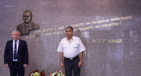 Проф.Христо Белоев и Валентин Колев поднесоха венци пред барелефа на Игнат Канев