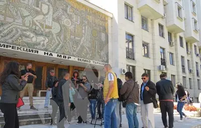 Десетки журналисти излязоха в подкрепа на бития си колега пред полицията във Велико Търново