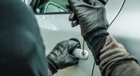 Банда крадци на авточасти хваната след обаждане по телефона в 2.30 ч