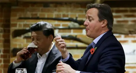 Дейвид Камерън и китайския президент Си Дзинпин на картофки с бира в лондонска кръчма